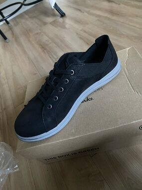 Women’s size 9 Black Clark’s Cloudsteppers